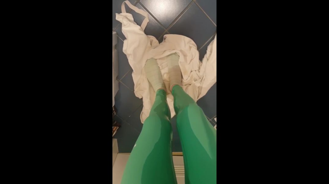⁣Trailer Maria gets into her leggings and then takes a shower