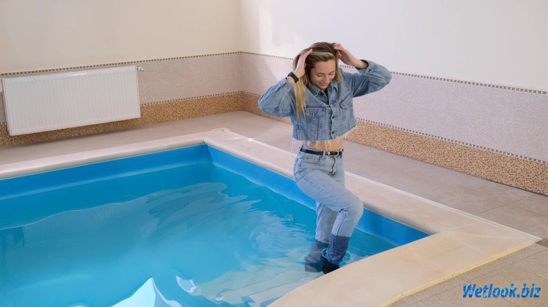 ⁣Wetlook girl Jeans | Wetlook girl in the pool