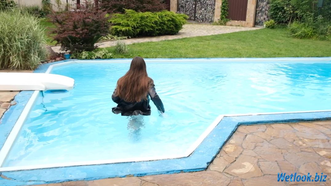 Wetlook LEATHER QUEEN Takes Over the Pool