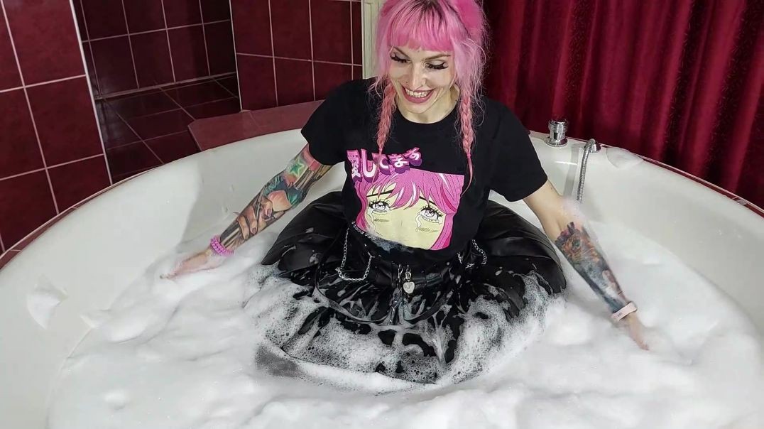 ⁣Pinkie starts the foamy bath - Trailer