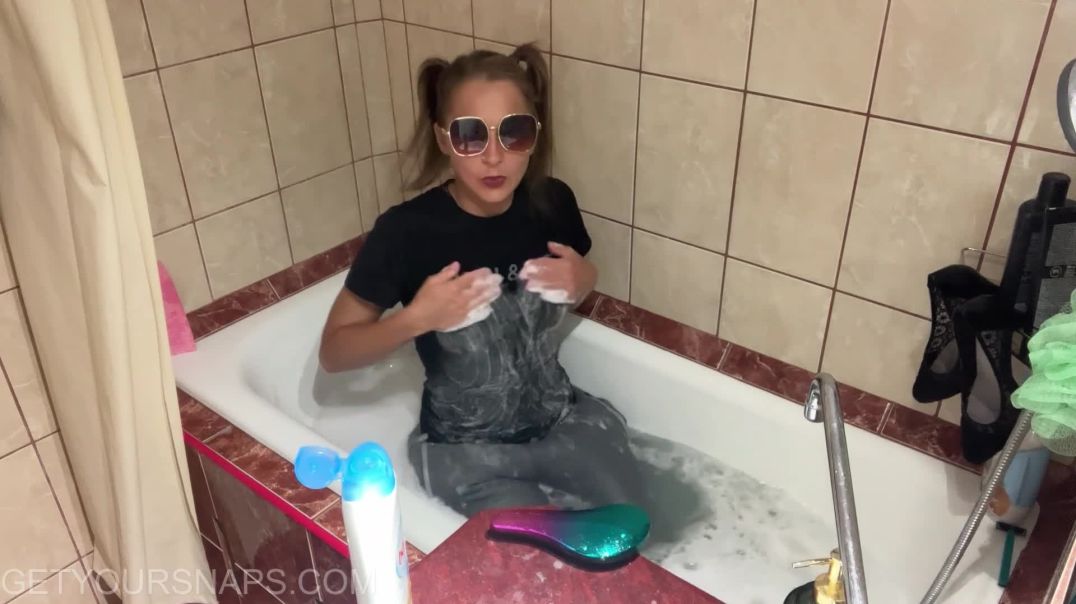 ⁣Siri tkes a shower in sweatpants - Trailer
