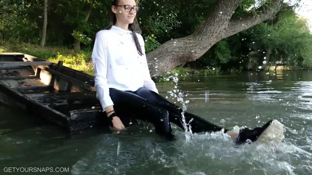 ⁣walk in  a riverside - Trailer