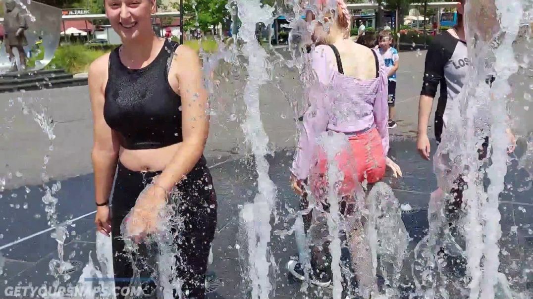 ⁣3 girls in the fountain - Trim