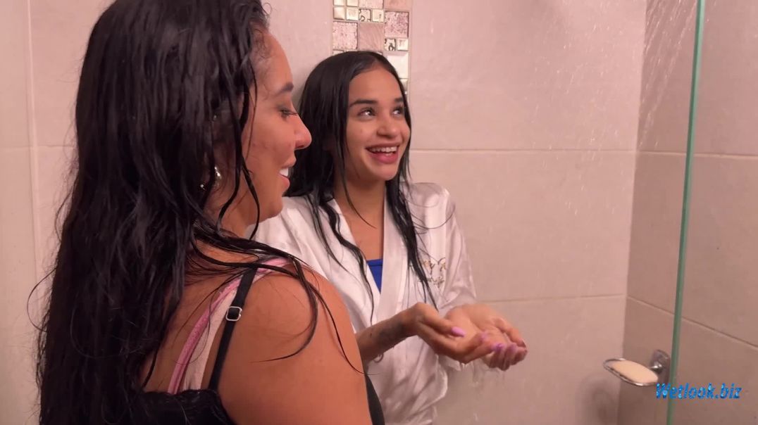 ⁣Wetlook Shower Duo | Soaked Clothes & Water Flow Experience