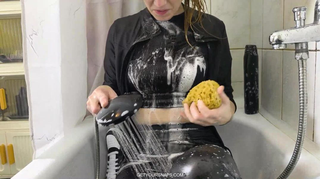 ⁣Half hour in the tub with Sarah Bunny - Trailer