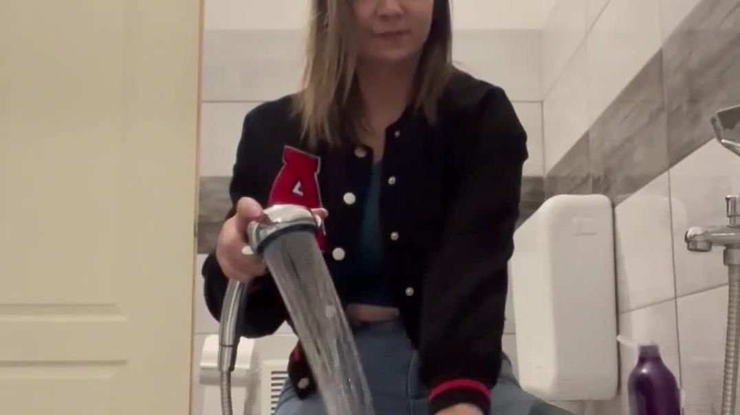 ⁣Hanna was bored, so she took a bath with her clothes on - Trailer