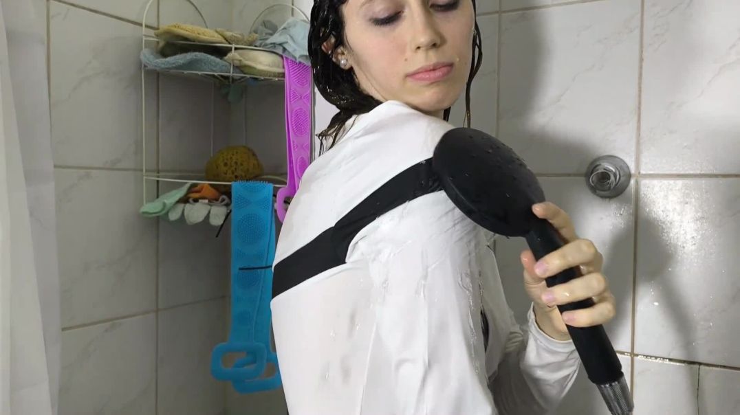 ⁣Nina gets wet in winter coat - Trailer