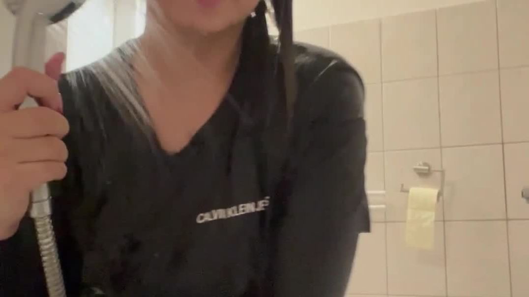 ⁣Hanna likesbeing in wet clothes - Trim