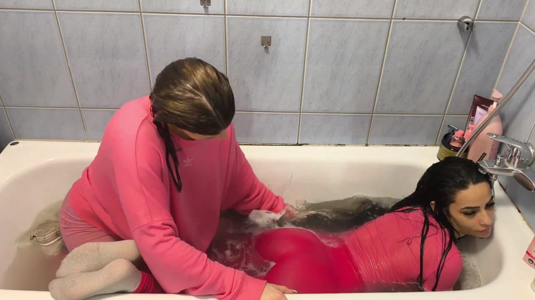 ⁣Girls gets wet in pink - Trailer