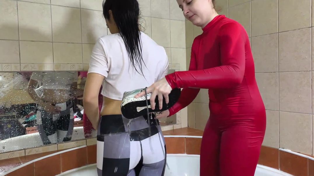 ⁣Vicky joins Gina in the tub - Trailer