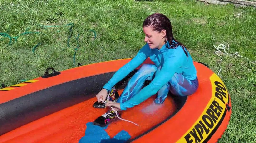 Lisa sprayedJazmin with the hose - Trailer