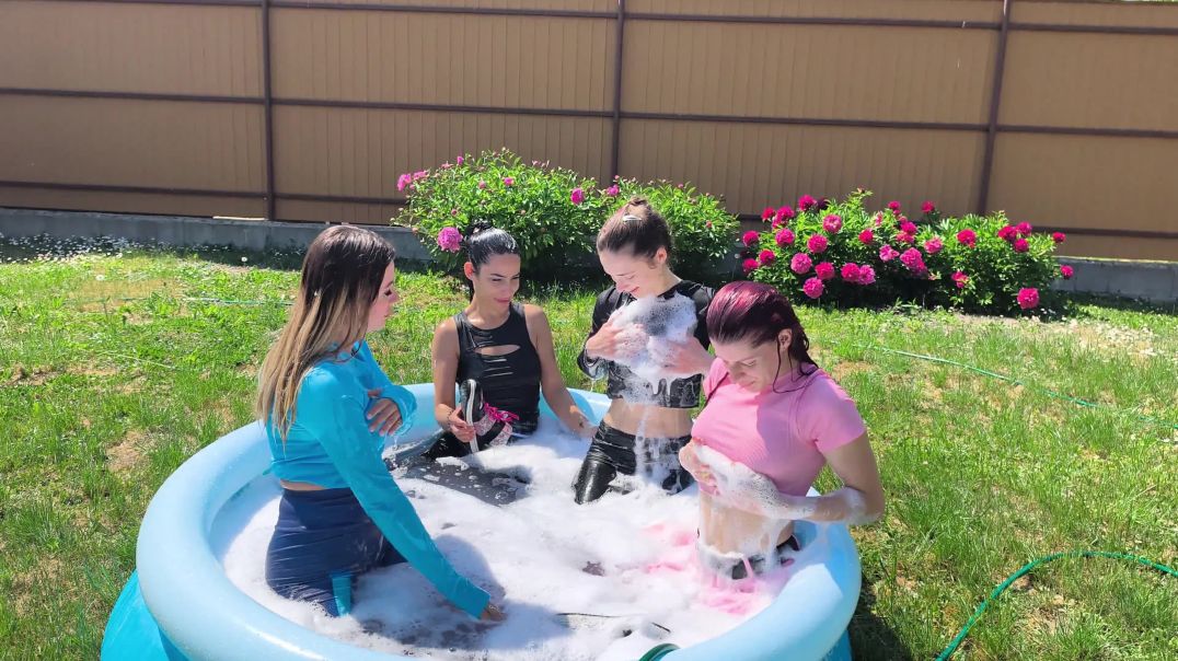 ⁣Ariana joins the girls in the kiddie pool - Trailer