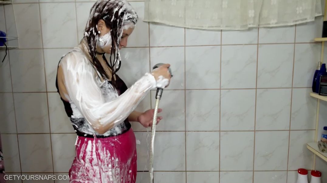 Rose's shower with foam - Trailer